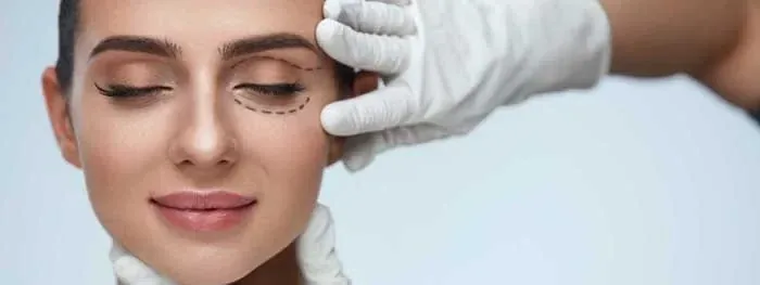 Marquage médical des paupières avant une intervention de blépharoplastie