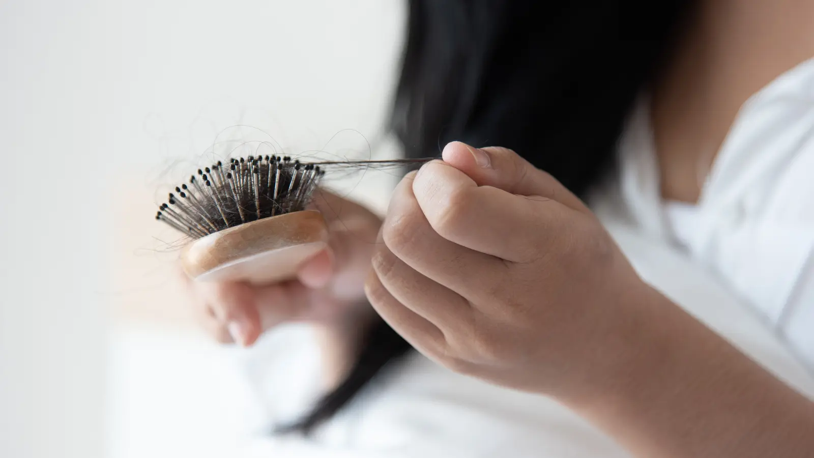 Chute saisonnière : le shampoing n’est pas toujours la réponse
