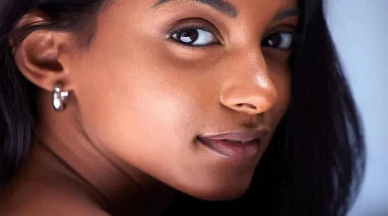 Portrait réel illustrant la forme naturelle et personnelle du regard