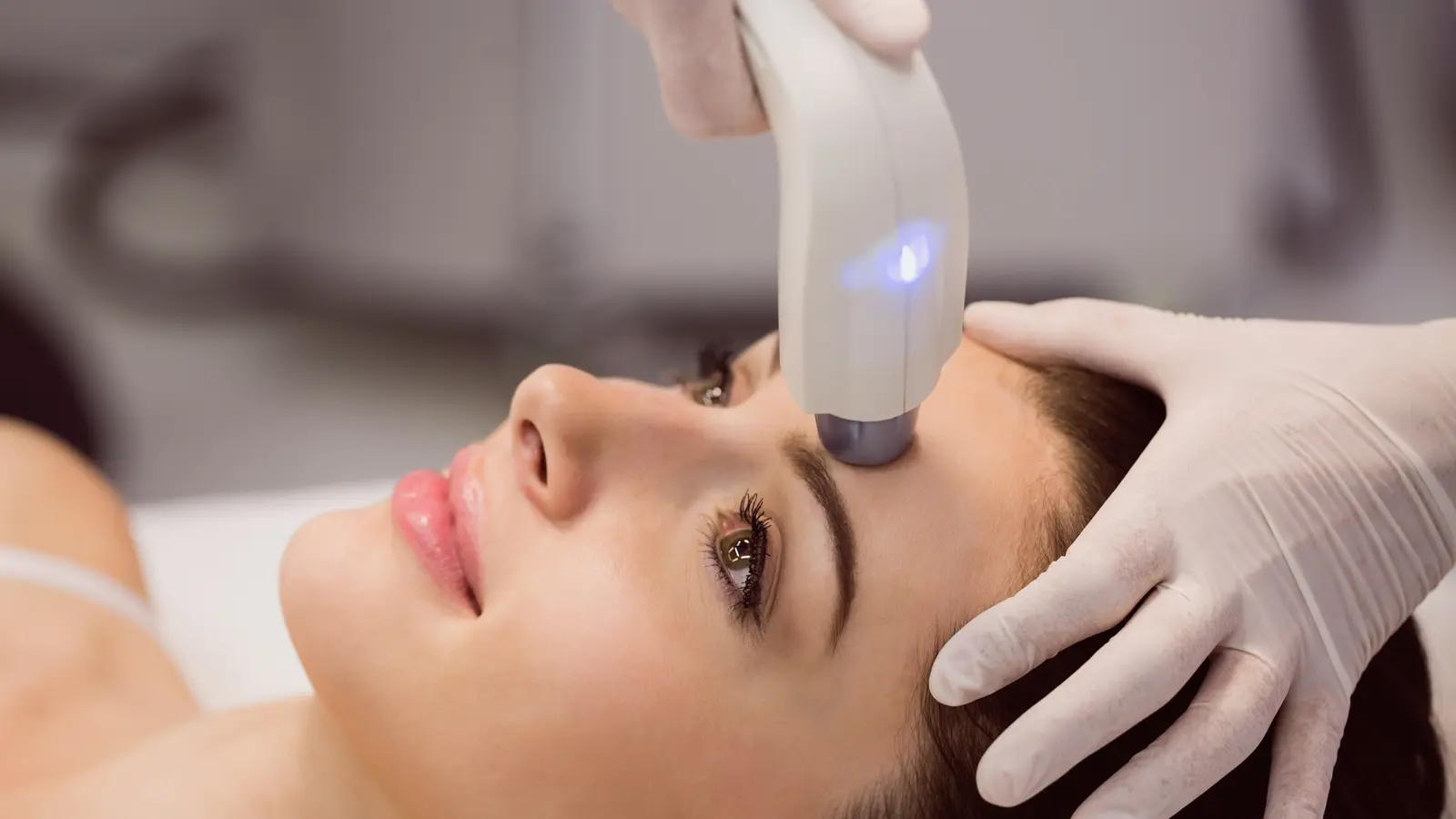 Taches brunes du visage en Tunisie : comprendre avant de traiter